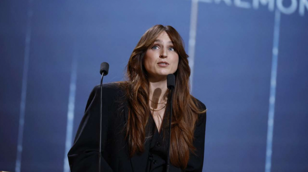 Alison Wheeler a interpellé Benjamin Lavernhe pour avoir joué l'Abbé Pierre dans un discours humoristique et tranchant - ABACAPRESS